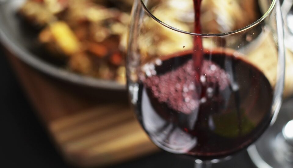Wina bezalkoholowe – czy to już konieczność w restauracyjnej karcie?