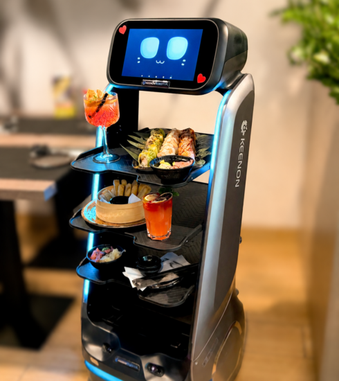 Robot Kokuś odciąża obsługę gości przez pracowników restauracji