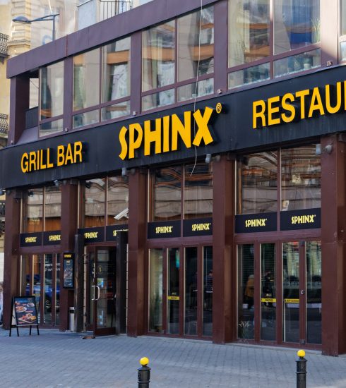 Wyniki finansowe Sfinks Polska pokazują wyraźny wpływ mniejszej liczby lokali oraz gorszych nastrojów konsumenckich na ostateczne przychody ze sprzedaży gastronomicznej.