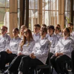 (ALT): Uczestnicy Akademii Mistrzów Smaku by Belvedere w strojach kucharskich siedzący podczas spotkania.