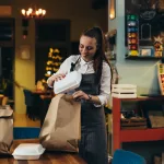 Nowe obowiązki dla gastronomii. Klient przyniesie własny pojemnik