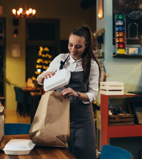 Nowe obowiązki dla gastronomii. Klient przyniesie własny pojemnik